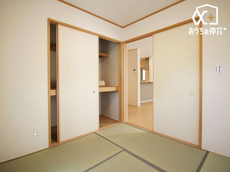 その他内観 リビング横にある4.5帖和室です。畳にゴロンと寝転んで癒しの時間を過ごせます。