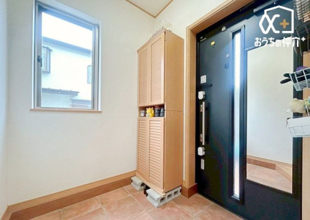 玄関 広々とした玄関は、ゆとりのある空間設計で来客時の印象も◎。靴の脱ぎ履きや荷物の出し入れもスムーズで、毎日の出入りが快適です。
