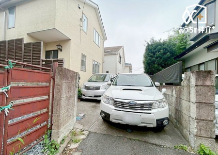  駐車場はミニバンとSUVを並列で駐車可能です！広々していて夏場はビニールプールを広げたり、いろいろな用途で利用可能です。
