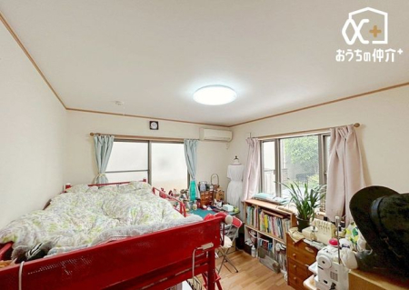 子供部屋 南西角に位置する洋室は、2面採光で明るく開放感たっぷり。午後にはあたたかな日差しが差し込み、穏やかで居心地の良い空間が広がります。