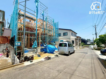 現地外観写真 前面道路は車通りの少ない通りです。
