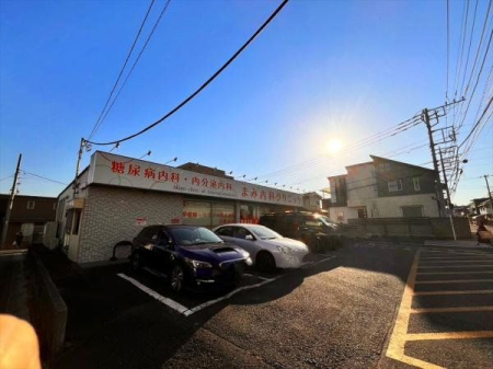 周辺環境 まに内科クリニック 徒歩15分。営業時間10：00-13：00　15：00-18：00　水曜、日曜定休 1150m