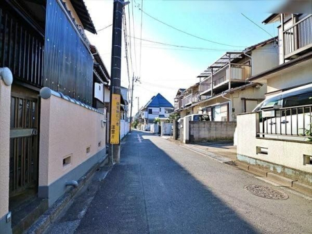 現地土地写真 車通りの少ない閑静な住宅街です