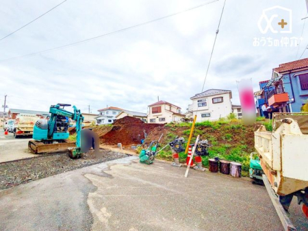 現地外観写真 前面道路は車通りの少ない通りです。