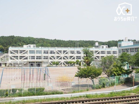 周辺環境 徒歩6分。【入間市立金子小学校】児童数:333人 学級数:15クラス 480m