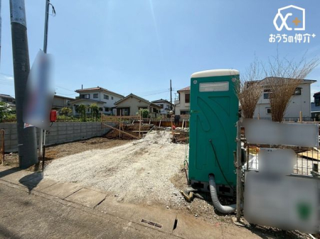 現地外観写真 車通りの少ない前面道路の様子