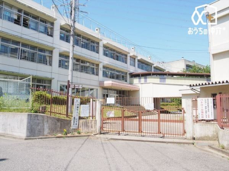 周辺環境 徒歩22分。【狭山市立柏原小学校】「狭山市」駅より西武柏原ニュータウン行きバス「中央公園前」下車徒歩2分 1700m