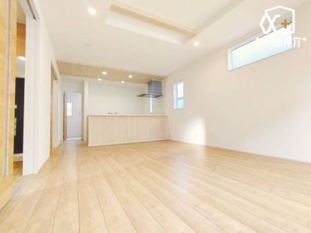 リビング 陽光も降り注ぐ明るく開放的な空間が魅力的。