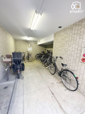 その他 屋内駐輪場はで雨の日でも濡れることなく安心です。また、夏は暑い陽射しからも劣化を守ってくれます。