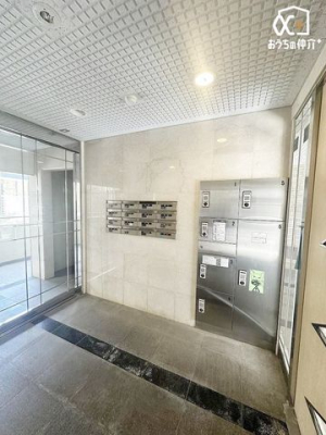 エントランス 不在時にも便利な宅配ボックス完備！大切なお荷物が雨に濡れる心配もなく、再配達も必要もないので外出時も安心です。