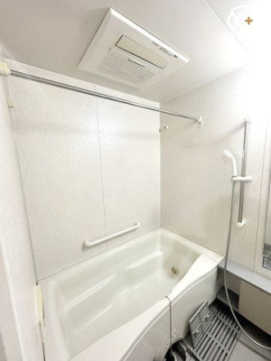 浴室 バスルームは浴室乾燥暖房機も付いてカビ対策もばっちり！洗濯物を干すこともできる乾燥機能付きで、雨の日のお洗濯物も安心です。追い焚き機能もついて、いつでも温かいお風呂に入れます。