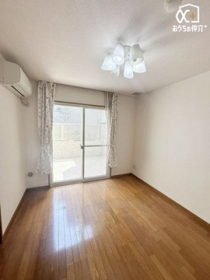 寝室 寝室におすすめな６帖超の洋室！パティオに面した明るいお部屋で開放感もあります。