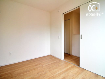 その他内観 2階4.3帖の様子です。ファミリークローゼットのように収納のお部屋としてもご利用できます。