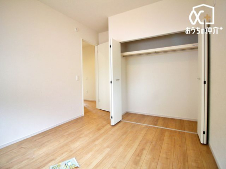 子供部屋 クローゼットが付いているため、お子様の勉強道具・衣類・寝具等も便利に収納可能です。