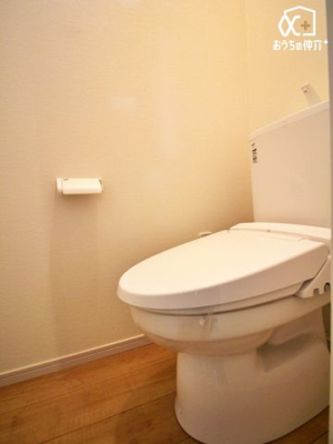 トイレ シンプルな内装のスッキリとした1階トイレです。