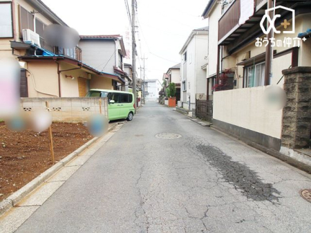 現地外観写真 前面道路は約4.0ｍ！車通りの少ない前面道路で車の出し入れもゆっくり行うことが出来ます！