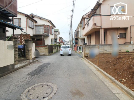 現地外観写真 南西側前面道路は4.0ｍ公道に面しています。車通りが少なく小さなお子様がいても安心です！