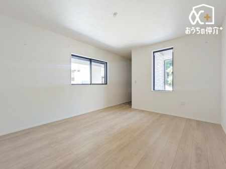  カースペースがついた戸建ては、車の出し入れが便利で、駐車場の心配もなく安心。家族の車や来客用のスペースとしても活躍し、生活がさらに快適になりますね。