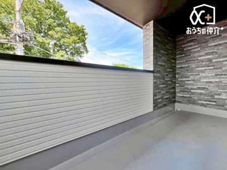 現地外観写真 戸建ならではの開放感と静かな住環境で、ゆとりある生活を実現！上下階の音を気にすることもなくゆったりお過ごしいただけます。