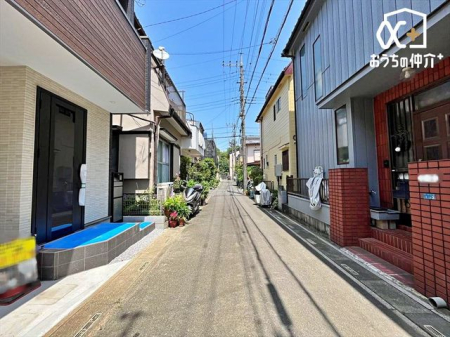 現地外観写真 車通りの少ない落ち着いた環境。お車の出し入れも落ち着いてできる、ゆったりとした環境です。現地にて是非環境をお確かめください。