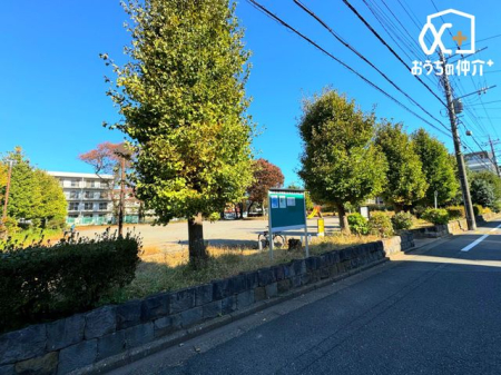 周辺環境 宇治公園 徒歩5分。運動ができる大きな公園。遊具もあります。 340m