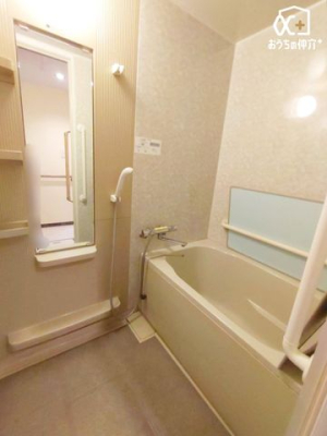 浴室 落ち着きのある空間でリラックスバスタイム。バスタブにつかって寛ぎながら心と体をリフレッシュ。一日の疲れを癒してくれる清潔感のあるバスルーム。