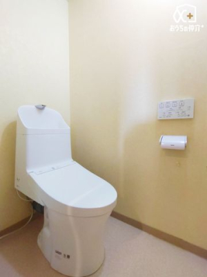 トイレ シンプルな内装のスッキリとしたトイレです。お手入れやお掃除が、簡単にできるシンプルなデザインのトイレです。