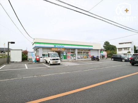 周辺環境 徒歩6分。【ファミリーマート狭山店】営業時間 24時間営業　車椅子対応の駐車場・入り口あり 450m