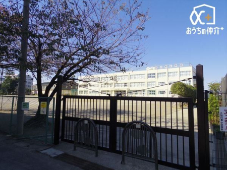 周辺環境 徒歩22分。【入間川東小学校】車椅子対応の入り口　営業時間 8時25分～16時55分 1740m