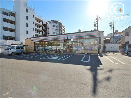 周辺環境 セブンイレブン西東京西原1丁目店 徒歩3分。24時間営業なので急なお買い物にも便利です。お弁当、ホットスナックやカフェなど飲み物を販売しています。駐車場有 210m