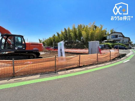 現地土地写真 閑静な住宅地で子育て家族にピッタリ。毎日のお散歩も快適な緑に恵まれたエリアで、自然に包まれた穏やかな暮らしを実現するための、ゆとりある住環境が整っています。