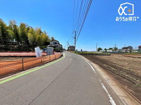 現地土地写真 車通りの少ない落ち着いた環境。お車の出し入れも落ち着いてできる、ゆったりとした環境です。現地にて是非環境をお確かめください。