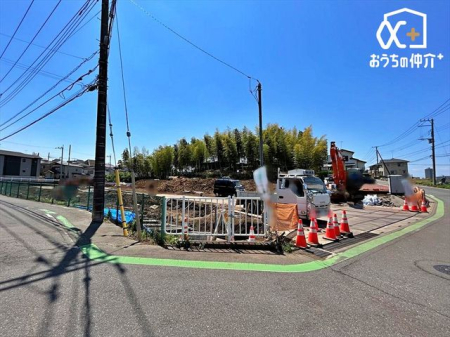 現地土地写真 周囲に高い建物もなく開放的な立地です。