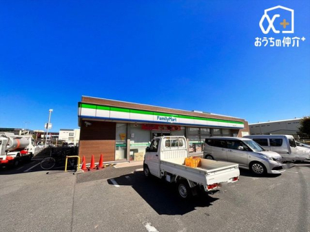 周辺環境 ファミリーマート富士見山室店 徒歩8分。営業時間24時間 630m