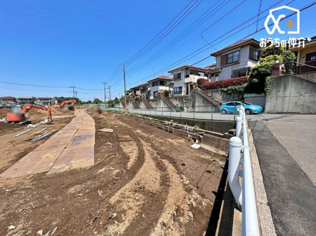 現地土地写真 閑静な住宅地で子育て家族にピッタリ。毎日のお散歩も快適な緑に恵まれたエリアで、自然に包まれた穏やかな暮らしを実現するための、ゆとりある住環境が整っています。