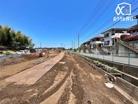現地土地写真 落ち着いた雰囲気が漂う住宅街。ゆったりと暮らしたい方にもおすすめしたい、静かで心地良い住環境になっております。皆様のお問い合わせお待ちしております！