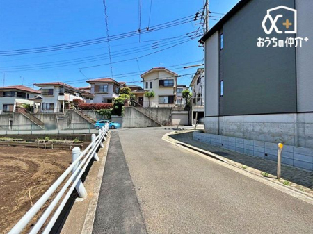 現地土地写真 車通りの少ない落ち着いた環境。お車の出し入れも落ち着いてできる、ゆったりとした環境です。現地にて是非環境をお確かめください。