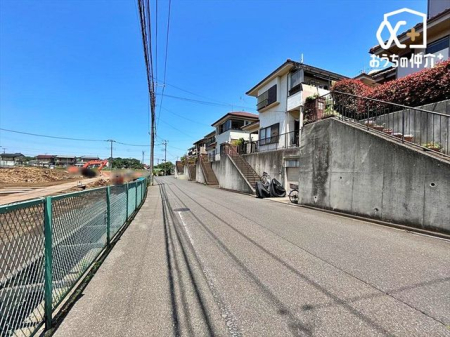 現地土地写真 周囲に高い建物もなく開放的な立地です。