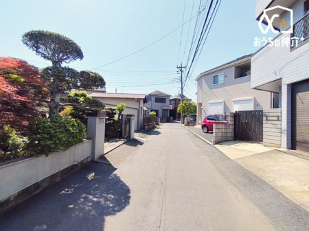 周辺環境 徒歩3分。【いなげや入間春日町店】営業時間9時30分～21時00分。車椅子対応の駐車場。駐車場94台。 240m