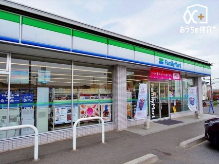 周辺環境 徒歩7分。【ファミリーマート入間春日町店】営業時間24時間。車椅子対応の駐車場。お支払い：クレジット カード。 560m