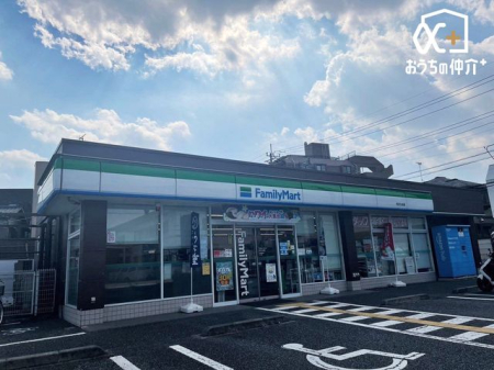 周辺環境 ファミリーマート 所沢久米店 徒歩6分。24時間営業のコンビニエンスストア 410m