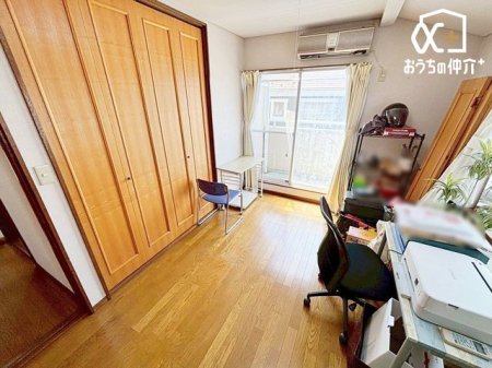 その他内観 広々としたクローゼット付きの洋室で、季節の洋服や小物もスッキリ収納。ゆとりある空間で、快適にお過ごしいただけます。
