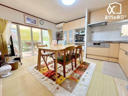リビング ～Living～温かみのあるナチュラルテイストのLDK。のんびりくつろぐソファや、お食事を楽しむダイニングセットを置いても圧迫感はありません。