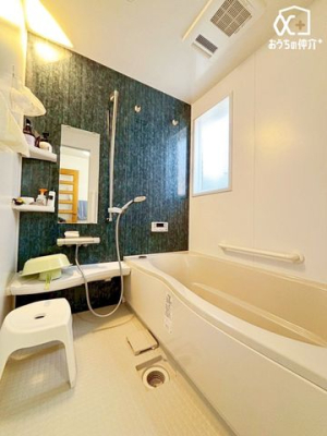 浴室 ～・～Bath～・～一日の疲れを洗い流すバスルーム。シャワー派の人もせっかくのゆったりバスタブの心地よさを味わってみては。きっと毎日、帰ってきてからの時間が一層楽しみになるはずです。