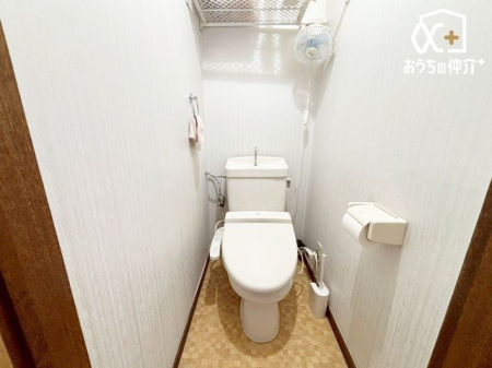 トイレ 清潔感のあるシンプルなトイレです。