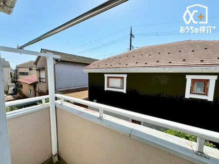 バルコニー ～Balcony～やわらかな陽射しが舞い降りるバルコニー。青空を背景に心地よい風が吹き抜けていきます。一歩外へ出て開放感を味わえる空間です。