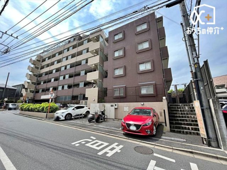 現地外観写真 新規リノベーションマンション。ペットと遊べるフレンドリーガーデン付き。犬2頭猫3頭飼育可能。（犬・猫合わせる場合は合計4頭）