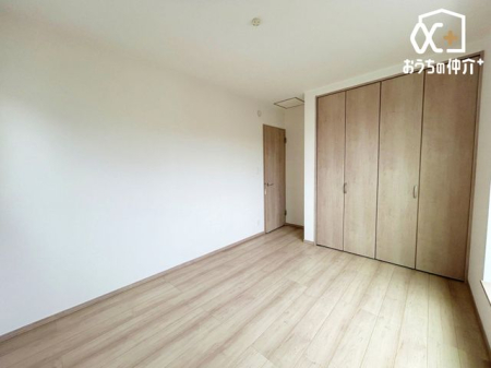 その他 ≪屋根材イメージカラー≫グレー系色を採用。【耐久性・耐候性】　柔らかく割れにくい素材の為、踏み歩きで割れる心配がありません。弾性アスファルト基材と表面凹凸で雨音を軽減する効果もあります。