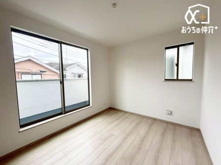 現地外観写真 陽光あふれる閑静な住宅地で新生活スタート！晴れた日は太陽の光を浴びてリフレッシュ！新生活を始めるのにぴったりの物件になりそうですね。いつでもご見学いただけますので、お問い合わせください。