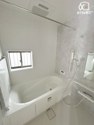 現地外観写真 駐車場付きなら駐車場費用を節約でき、さらに自転車置き場や物置としても利用すれば、駐輪場代やトランクルーム代の節約にもつながるでしょう。車を停めていない間は子どもが遊ぶスペースとしても活用できます。